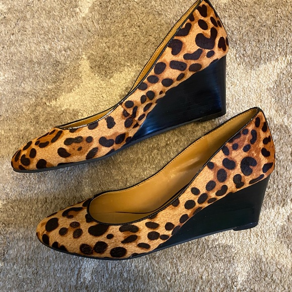 gently worn and visible mark on back wedge, easy to paint and cover up. - Picture 7 of 8